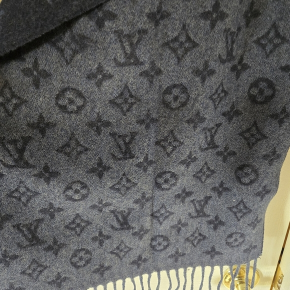 Louis Vuitton monogram gradient scarf - Picture 3 of 5